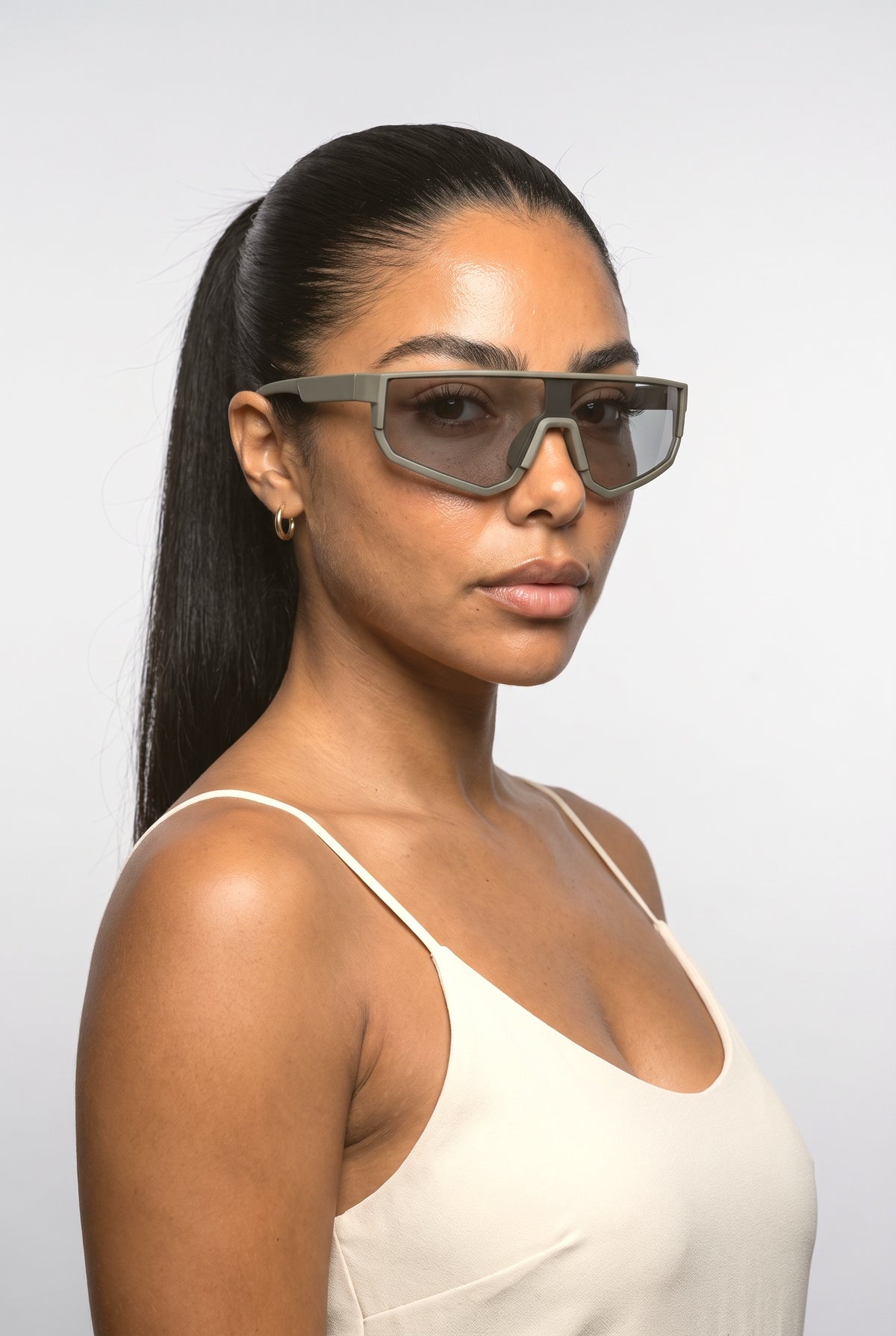 Sunglasses Women, worn, shown to scale