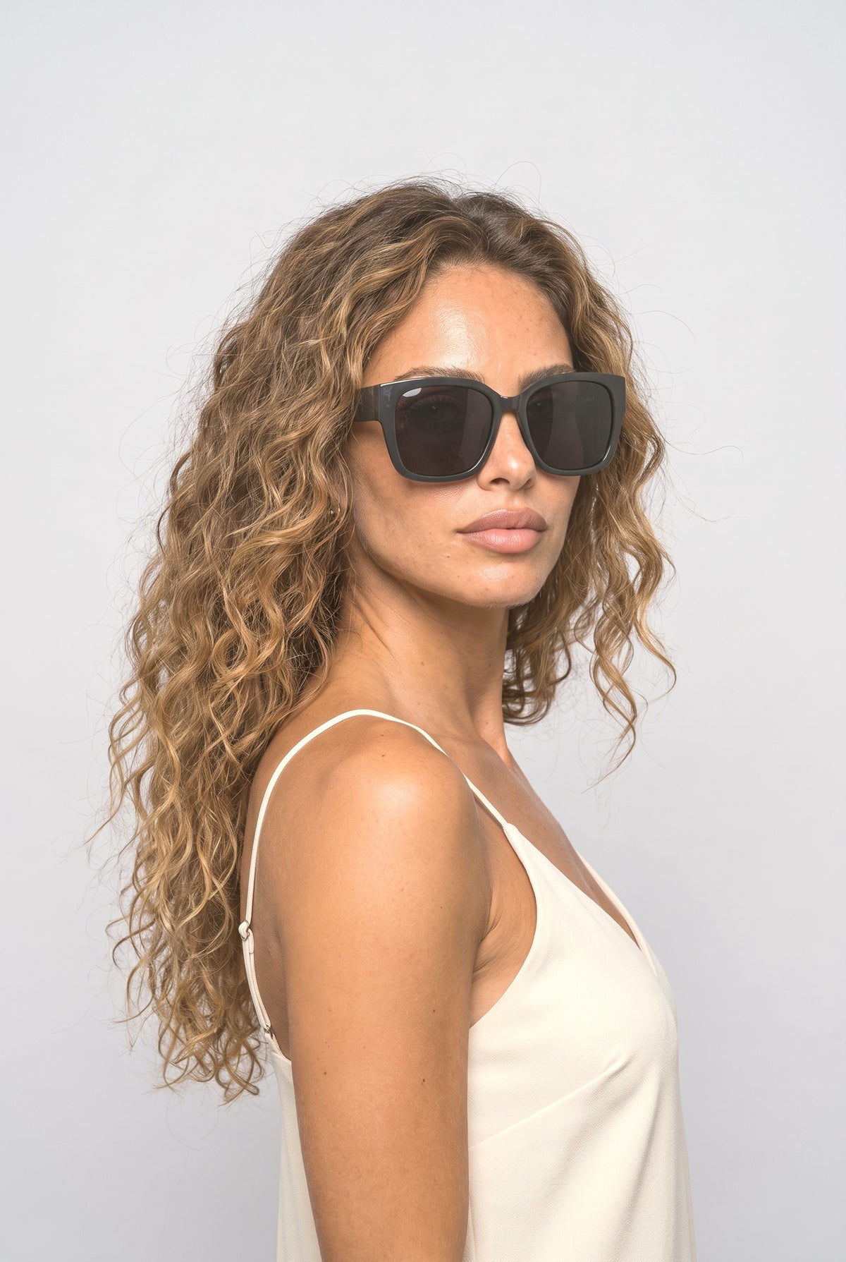 Sunglasses Women, worn, shown to scale
