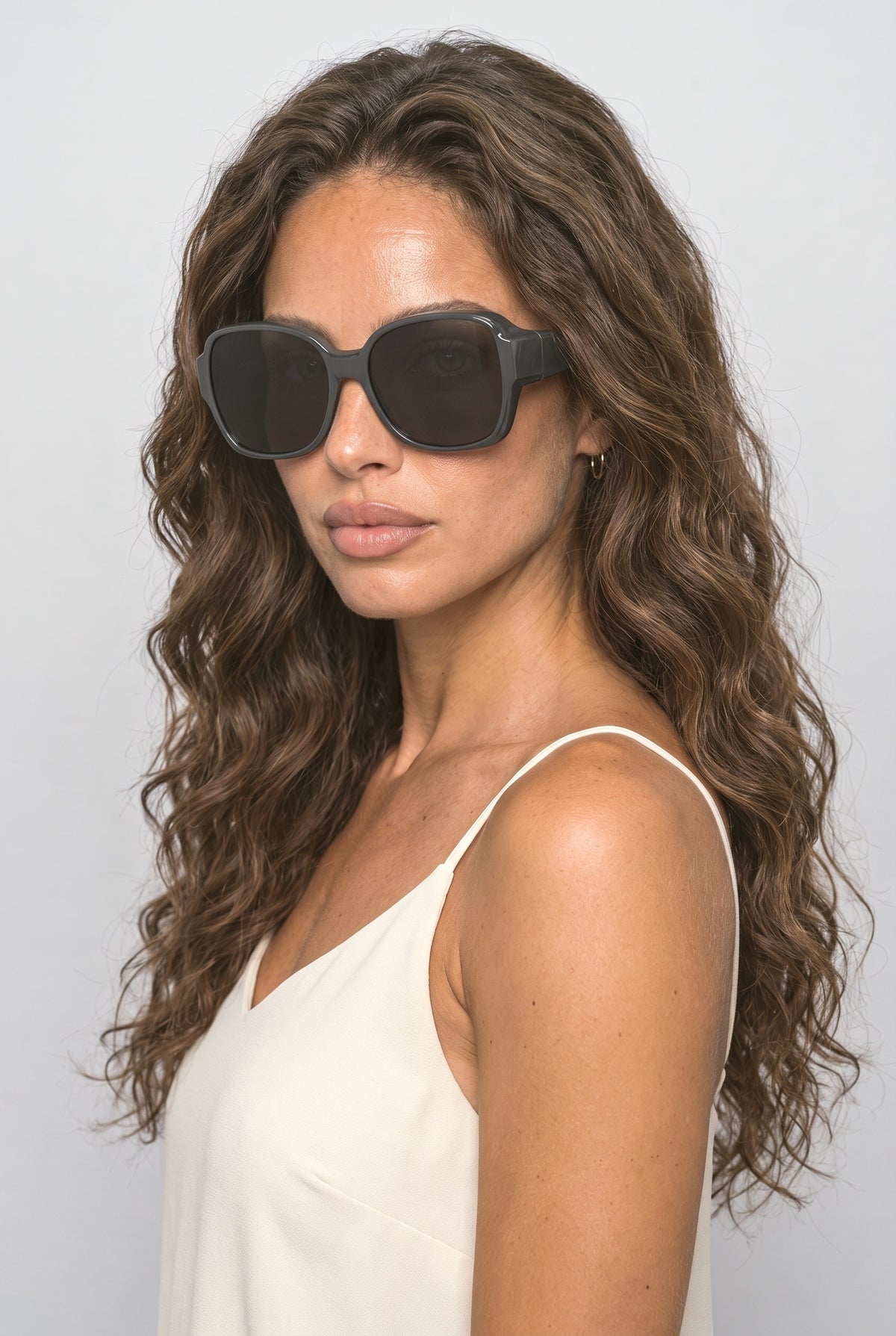 Sunglasses Women, worn, shown to scale