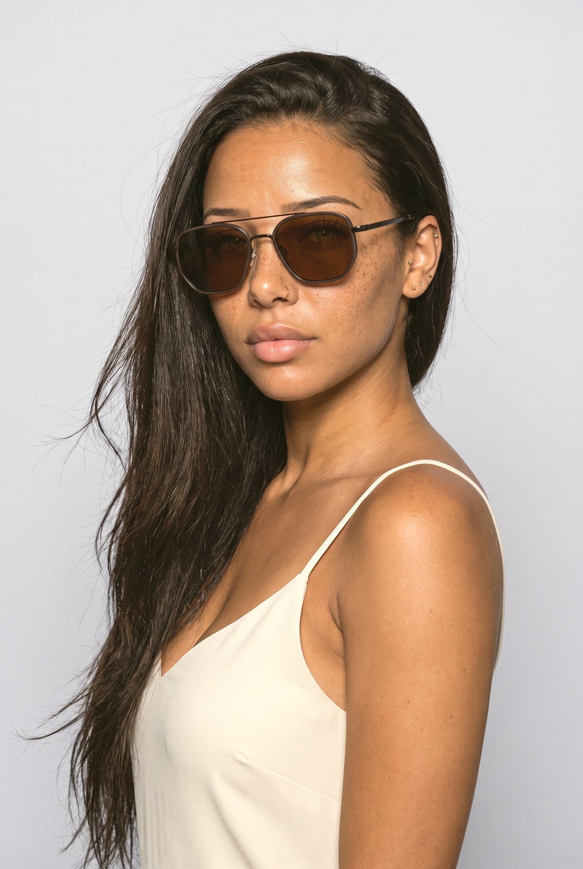 Sunglasses Women, worn, shown to scale
